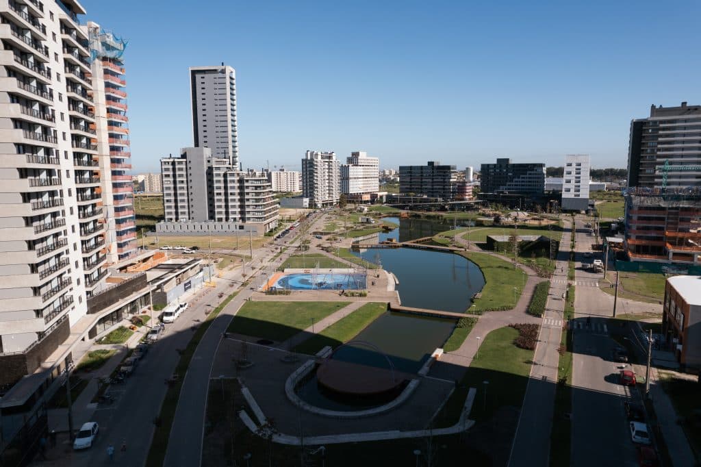 Vista aérea do Parque Una em Pelotas, destacando os empreendimentos modernos, áreas verdes e infraestrutura planejada.