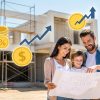 Família com planta de casa na mão em frente a obra com ícones de dinheiro, porcentagem e gráfico de crescimento.